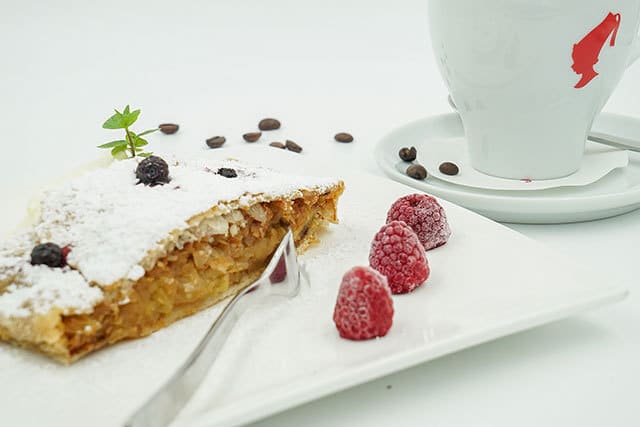 Nachmittags Kaffee/Tee und hausgemachte Kuchen oder Strudel