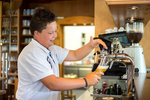 Juniorchef Gabriel mit tatkräfiger Unterstützung in der Ferienzeit