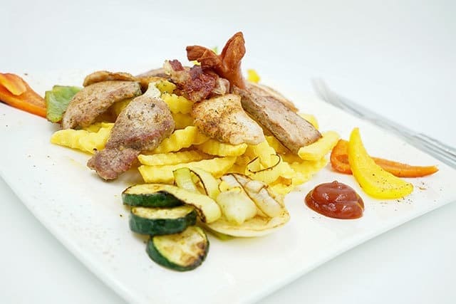 Grillteller mit Pommes im Restaurant Alfonsstüberl in Innervillgraten