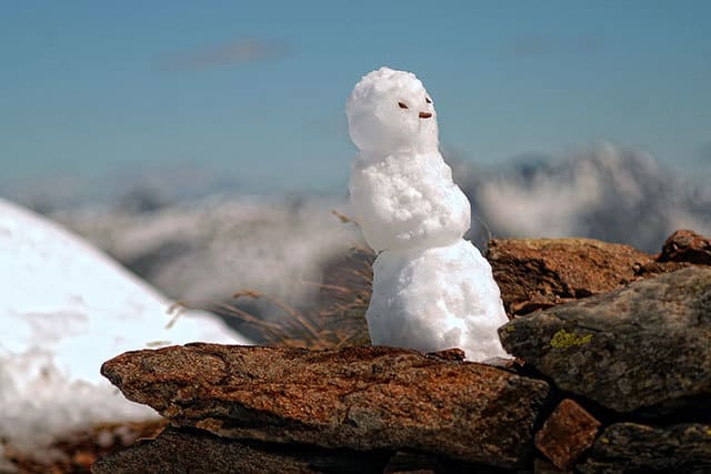 Kleiner Schneemann im Frühjahr im Villgratental